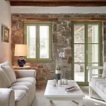 Spacious 6 Bdrm Stone With Pool