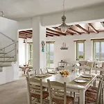Spacious 6 Bdrm Stone With Pool *
