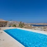 Spacious 6 Bdrm Stone With Pool Villa *