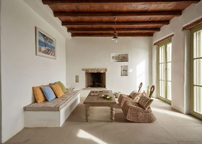 Spacious 6 Bdrm Stone With Pool Villa