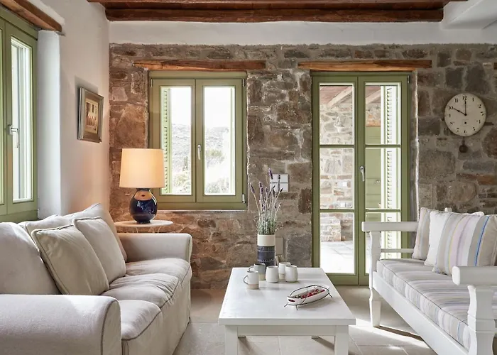 Spacious 6 Bdrm Stone With Pool