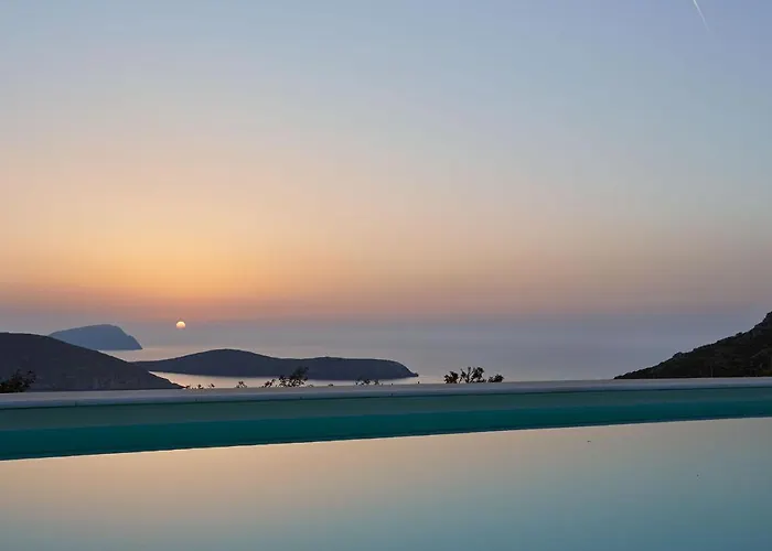 Spacious 6 Bdrm Stone With Pool Villa Rámos