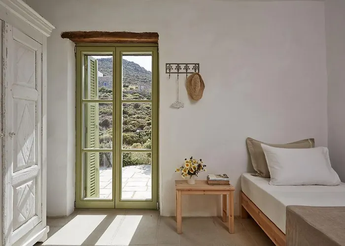 Spacious 6 Bdrm Stone With Pool *