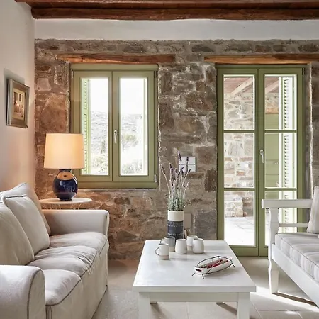 Spacious 6 Bdrm Stone With Pool