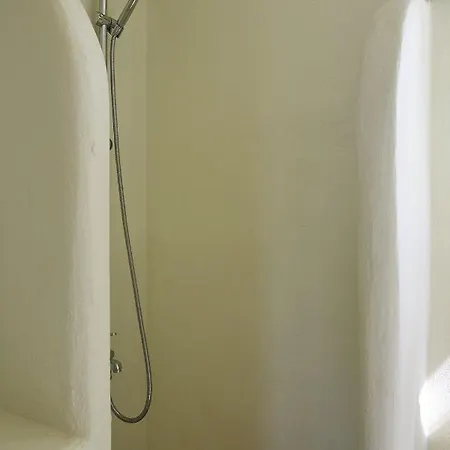 Spacious 6 Bdrm Stone With Pool