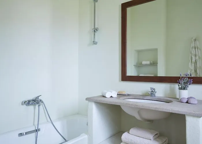 Spacious 6 Bdrm Stone With Pool Rámos