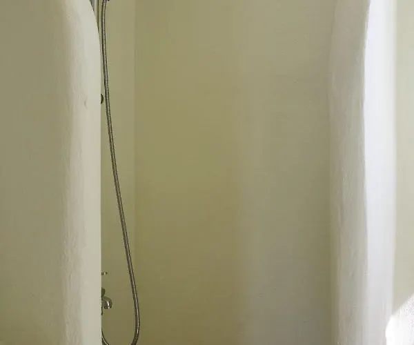 Spacious 6 Bdrm Stone With Pool